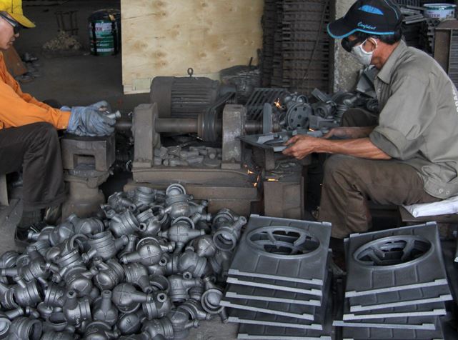 Giữa gang và thép thì gang dễ đúc hơn