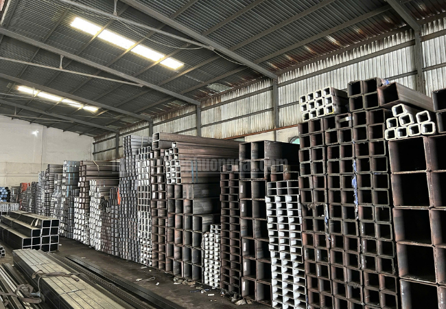 Thép Hộp Chữ Nhật Đen Làm Khung Mái Tôn Nhà Dân Dụng – Giải Pháp Bền Vững, Tiết Kiệm Chi Phí