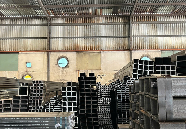 Vi-sao-thep-hop-chu-nhat-duoc-ua-chuong-trong-thiet-ke-noi-that-cong-nghiep