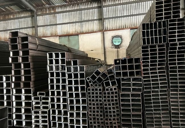 Thép hộp vuông đen có bị gỉ không? Cách bảo quản hiệu quả