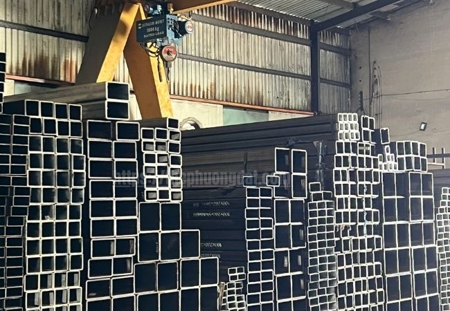Thép hộp vuông mạ kẽm cho công trình công nghiệp: Lựa chọn tối ưu về độ bền và chi phí