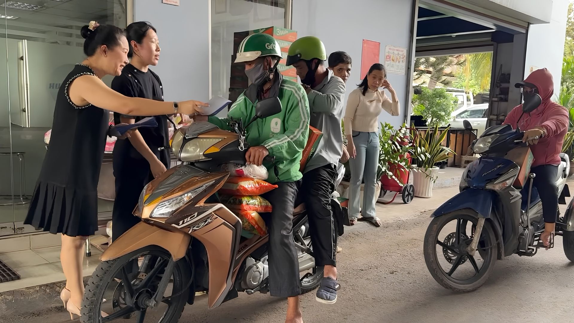 Thép Hương Đạt: Lan Tỏa Yêu Thương – Ấm Tình Bà Con